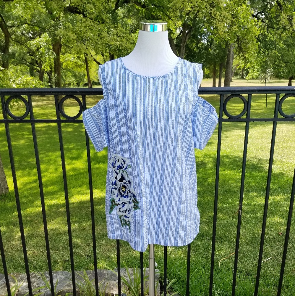 Cold shoulder flower seersucker blouse. Euc!